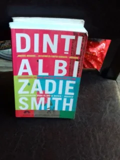 DINTI ALBI , ZADIE SMITH