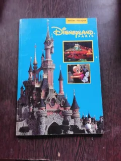 DISNEYLAND PARIS  (CARTE IN LIMBA ENGLEZA)