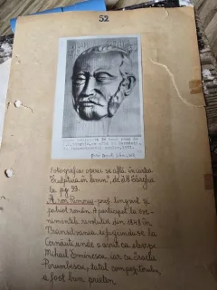 Doua fotografii aplicate fata/verso pe un carton cu explicatii legate de mostenirea culturala a sculptorului I. H. Sarghie.
