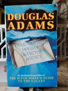 Douglas Adams - Dirk Gently's Holistic Detective Agency