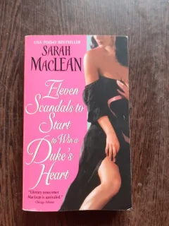 ELEVEN SCANDALS START TO WIN A DUKE'S HEART - SARAH MACLEAN  (CARTE IN LIMBA ENGLEZA)