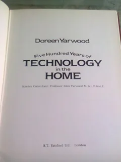 FIVE HUNDRED YEARS OF TECHNOLOGY IN THE HOME - DOREEN YARWOOD  (CARTE IN LIMBA ENGLEZA)
