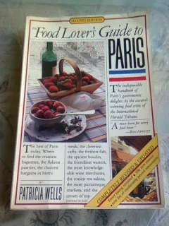FOOD LOVER'S GUIDE TO PARIS - PATRICIA WELLS  (CARTE IN LIMBA ENGLEZA)