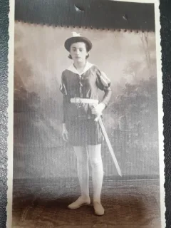 Fotografie tip carte postala, necirculata, adolescenta cu palarie si sabie, inceput de secol XX