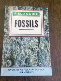 FOSSILS, OVER 300 GENERA OF FOSSILS IDENTIFIED - FIELD GUIDE  (CARTE IN LIMBA ENGLEZA)