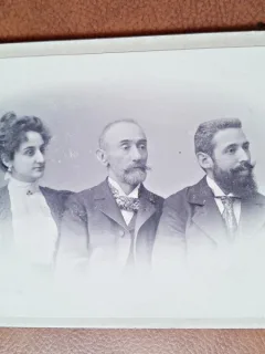 Fotografie 2 barbati si o femeie, pe carton, sfarsit de secol XIX