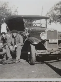 Fotografie, 3 barbati reparand o masina, inceput de secol XX