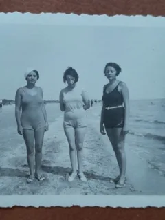 Fotografie, 3 prietene la plaja la Mamaia, printre ele si mama lui Geo Litarczek, parintele radiologiei romanesti, 1932