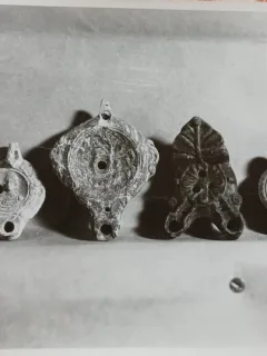 Fotografie, 6 candele (lucerne), gasite la Apulum, datate sec.II-III