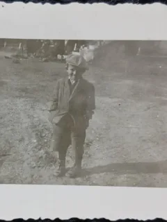 Fotografie, Baiat cu sapca, pe ulita, perioada interbelica