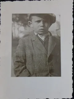 Fotografie, Baiat cu sapca, perioada interbelica