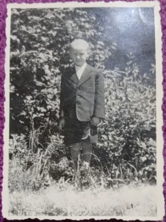 Fotografie, Baietel la costum cu pantaloni scurti, anii 40-50