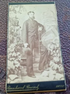 Fotografie barbat cu baston, tip CDV