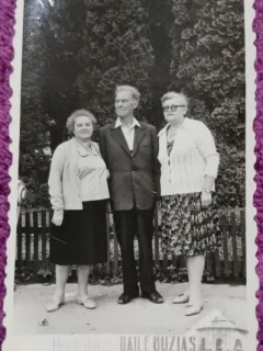 Fotografie, Barbat cu doua femei la baile Buzias, 1968