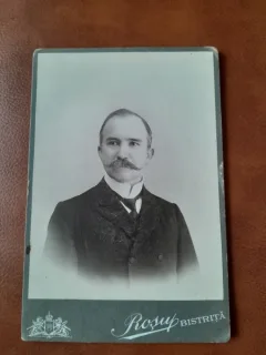 Fotografie  barbat cu mustata, pe carton, sfarsit de secol XIX