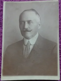 Fotografie, Barbat cu mustata, perioada interbelica