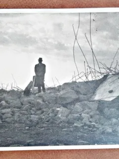 Fotografie, barbat printre ruine