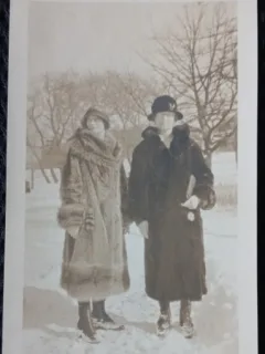 Fotografie, Boston, Mama lui Geo Litarczek, parintele radiologiei romanesti impreuna cu o prietena, periuoada interbelica