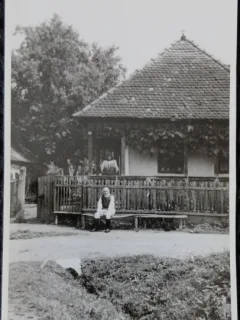 Fotografie, Casa din Maramures cu barbat si femeie in port popular, perioada interbelica