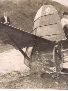 Fotografie cin perioada interbelica reprezentand epava unui avion