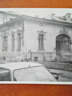Fotografie cladire veche, realizata in perioada comunista
