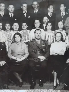 Fotografie, colonel fotografiat impreuna cu un ansamblu coral, perioada interbelica