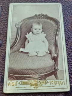 Fotografie copil mic pe scaun, tip CDV