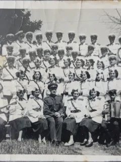 Fotografie, O parte din corul si orchestra Armatei Populare de Eliberare a Iugoslaviei,  dupa al doilea razboi mondial