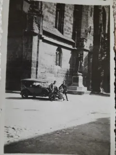 Fotografie, cu masina la plimbare prin Brasov, in fata Primariei, 1934