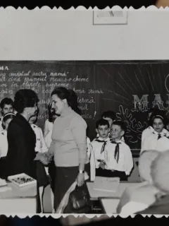 Fotografie, de 8 martie la scoala primara Pipera, Bucuresti, perioada comunista