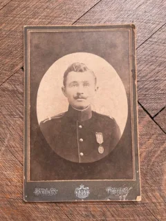Fotografie de cabinet. Militar cu decoratie in piept