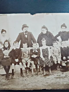 Fotografie de familie, pe carton, perioada interbelica