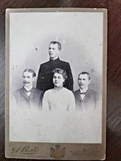 Fotografie de familie, pe carton, sfarsit de secol XIX