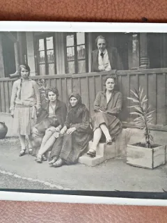 Fotografie de familie, tip carte postala, 1928