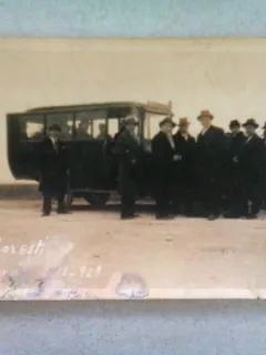 FOTOGRAFIE DE GRUP REALIZATA IN ANII '20, IN DRUM SPRE FLORESTI