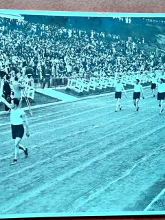 Fotografie, Defilare zi de sarbatoare perioada interbelica, baieti in tinuta de sport