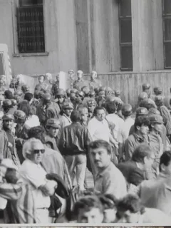 Fotografie din ciclul Mineriadelor. Mineri in fata cladirii Guvernului