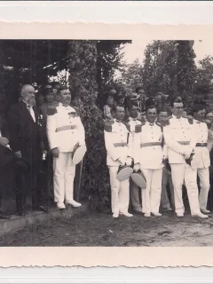 Fotografie din perioada interbelica reprezentand un grup de ofiteri