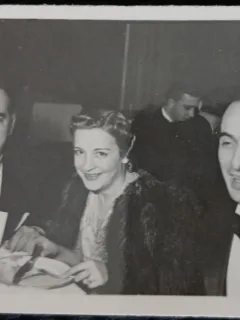 Fotografie, Doi barbati cu papion si o femeie cu haina de bala, la restaurant, anii 40