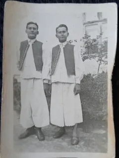 Fotografie, Doi barbati in port traditional, perioada interbelica
