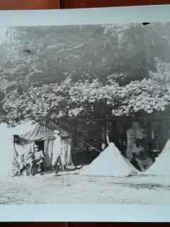 Fotografie, doi militari in fata cortului de campanie, perioada razboiului