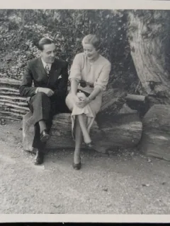 Fotografie, Doi tineri indragostiti, la munte, stand pe un bustean, anii 40