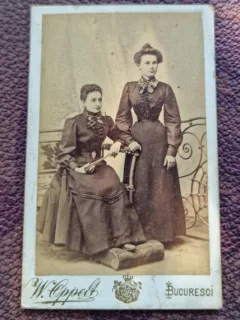 Fotografie doua doamne, tip CDV