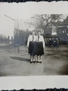 Fotografie, Doua eleve strajeri, perioada interbelica