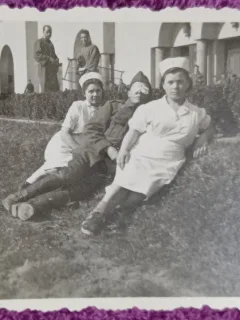 Fotografie, Doua infirmiere de la spital, impreuna cu un miltar ranit in cel de-al doilea razboi mondial