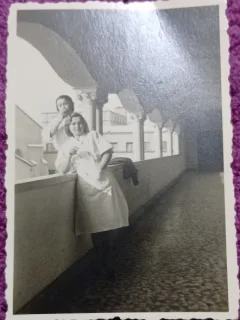 Fotografie, Doua infirmiere de la spitalul Militar, perioada celui de-al doilea razboi mondial