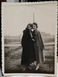 Fotografie, doua prietene, anii 50
