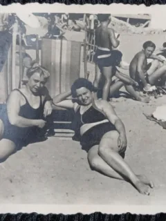 Fotografie, Doua prietene la plaja, perioada interbelica