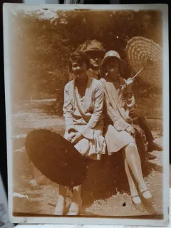 Fotografie, doua tinere cu umbrele si un barbat, perioada interbelica