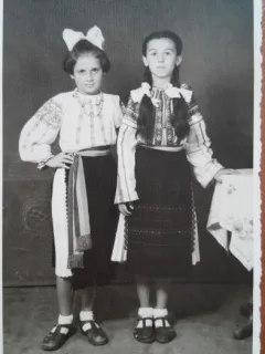 Fotografie, douas fetite in port popular romanesc, 1957